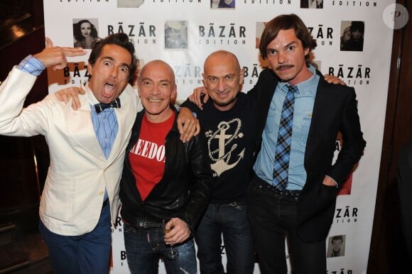Vincent Darré, Pierre et Gilles et Elie Top lors du dîner en l'honneur de Pierre et Gilles, et de la sortie du livre Autobiographie en photomatons, le 29 mars 2012 à Paris