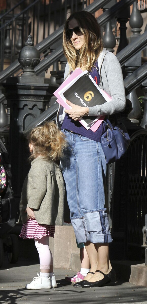 Sarah Jessica emmène ses filles Marion et Tabitha à l'école. New York le 30 mars 2012.