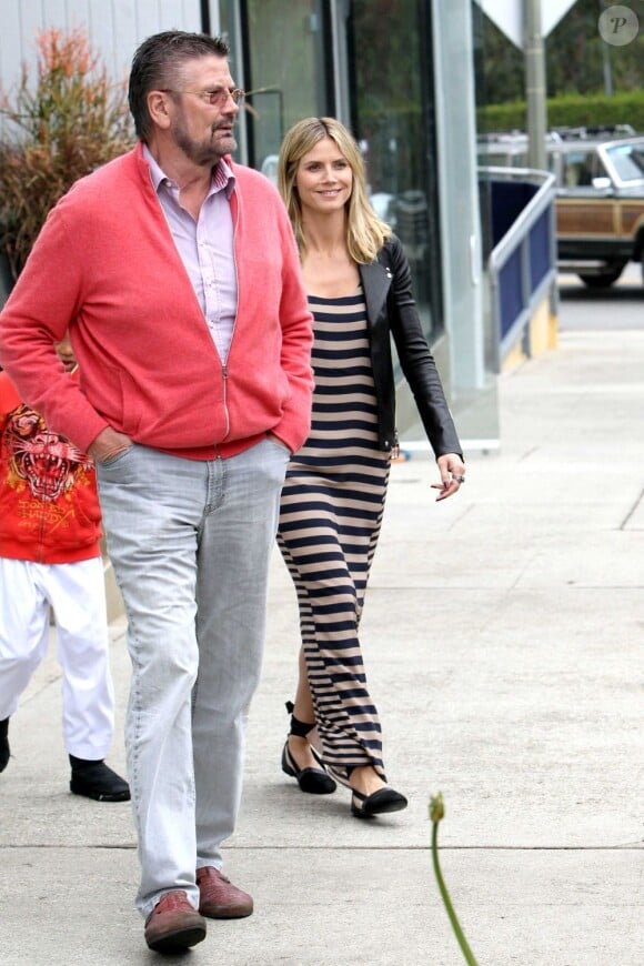 Heidi Klum accompagnée de son père Gunther est venue récupérer ses enfants à Brentwood, Los Angeles, le 31 mars 2012.
