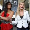 Les mannequins Joanna Krupa et Katie Cleary visitaient la boutique DASH à Calabasas pour leur demander de retirer les produits en fourrure de leurs rayons. Le 2 avril 2012.
