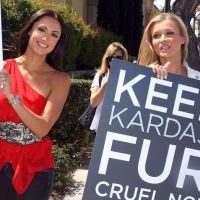 Kim Kardashian : Fan de fourrure, elle fait face à des manifestantes déterminées