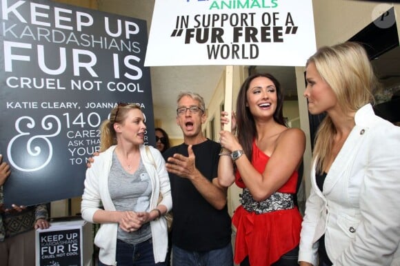 Les mannequins Joanna Krupa et Katie Cleary visitaient la boutique DASH à Calabasas pour leur demander de retirer les produits en fourrure de leurs rayons. Le 2 avril 2012.