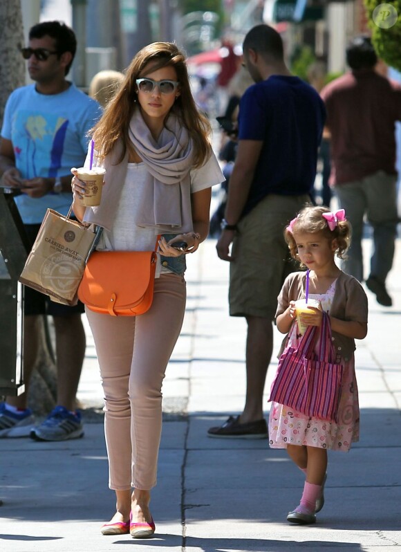 Journée complice pour Jessica Alba et son aînée Honor qui se promènent sous le soleil de Los Angeles. Le 3 avril 2012
