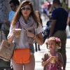 Jessica Alba et son aînée Honor se promènent sous le soleil de Los Angeles et ont craqué pour un bon smoothie. Le 3 avril 2012