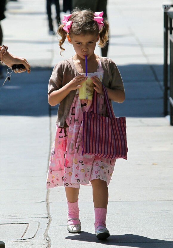 Jessica Alba et son aînée Honor se promènent sous le soleil de Los Angeles et ont craqué pour un bon smoothie. Le 3 avril 2012