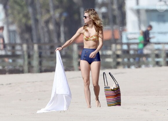 AnnaLynne McCord a fait sensation en solo sur une plage de Los Angeles dans ce maillot rétro