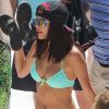 La charmante Selena Gomez sur le tournage de son dernier film Spring Breakers. Sa tenue de la journée ? Un bikini turquoise !