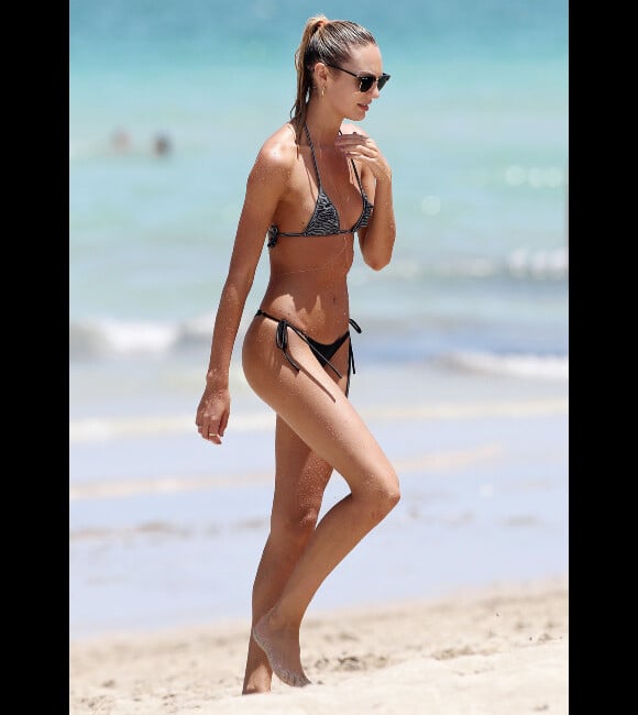 Le top Candice Swanepoel profite de l'été sous le soleil de Miami