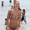 Michelle Hunziker affiche une silhouette à couper le souffle sur le sable blanc de Miami
