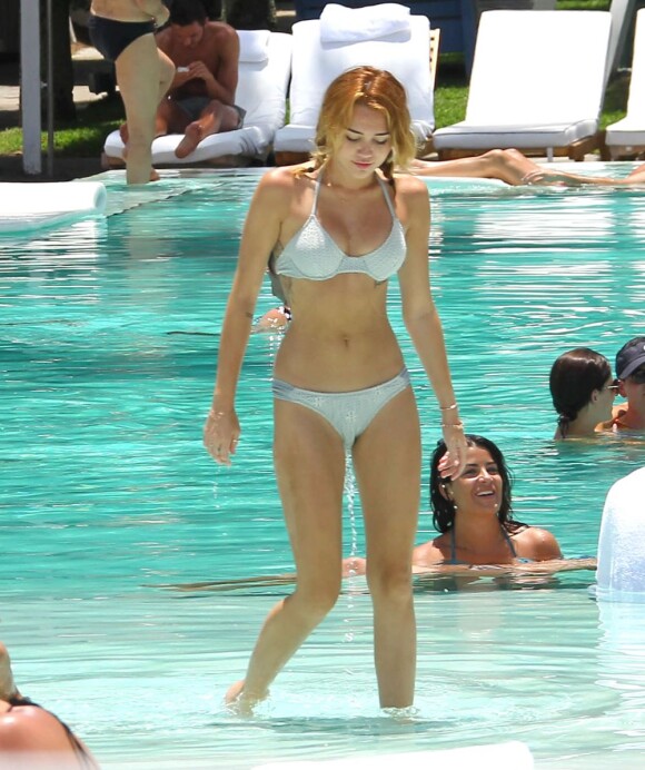 La pétillante Miley Cyrus est de sortie au bord d'une piscine de Miami ! La jeune fiancée affiche un corps parfait !