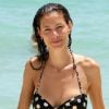 Marica Pellegrinelli, chérie d'Eros Ramazzotti, joue les bombes des plages à Miami dans un bikini à pois. Le 19 août 2012.