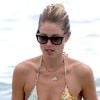 Doutzen Kroes sort de l'eau à Miami au cours d'une après-midi plage avec son mari Sunnery James. Miami, le 16 août 2012.