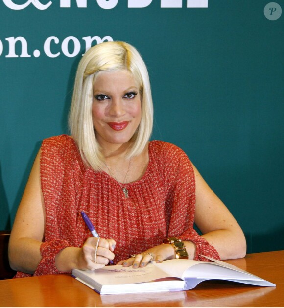 Tori Spelling signe quelques dédicaces de son livre CelebraTori chez Barnes & Noble à New York le 4 avril 2012