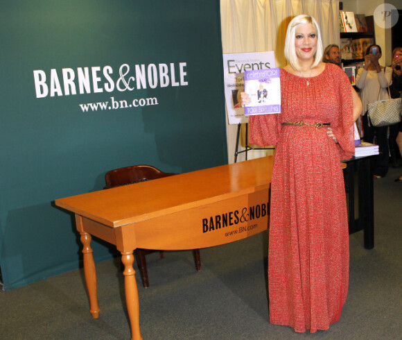 Tori Spelling pose lors de la séance de dédicaces de son livre CelebraTori chez Barnes & Noble à New York le 4 avril 2012