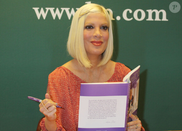Tori Spelling dédicace son nouveau livre CelebraTori chez Barnes & Noble le 4 avril 2012 à New York 