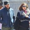 Maggie Gyllenhaal et son frère Jake se promènent dans les rues de New York, le 5 avril 2012.