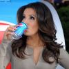 Eva Longoria sirote un Pepsi next et invite les fans à découvrir la nouvelle boisson à New York, le 6 avril 2012