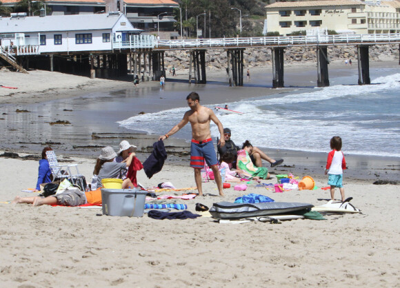 David Charvet, sa femme Brooke Burke et leurs enfants s'offrent une journée à la plage, sous le soleil de Malibu, le 1er avril 2012