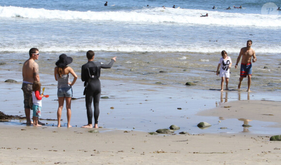 David Charvet, sa femme Brooke Burke et leurs enfants profitent d'une journée à la plage, à Malibu, le 1er avril 2012