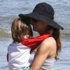 Brooke Burke profite d'une journée à la plage en famille, à Malibu, le 1er avril 2012