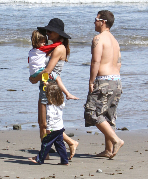 Brooke Burke profite d'une journée à la plage en famille, à Malibu, le 1er avril 2012