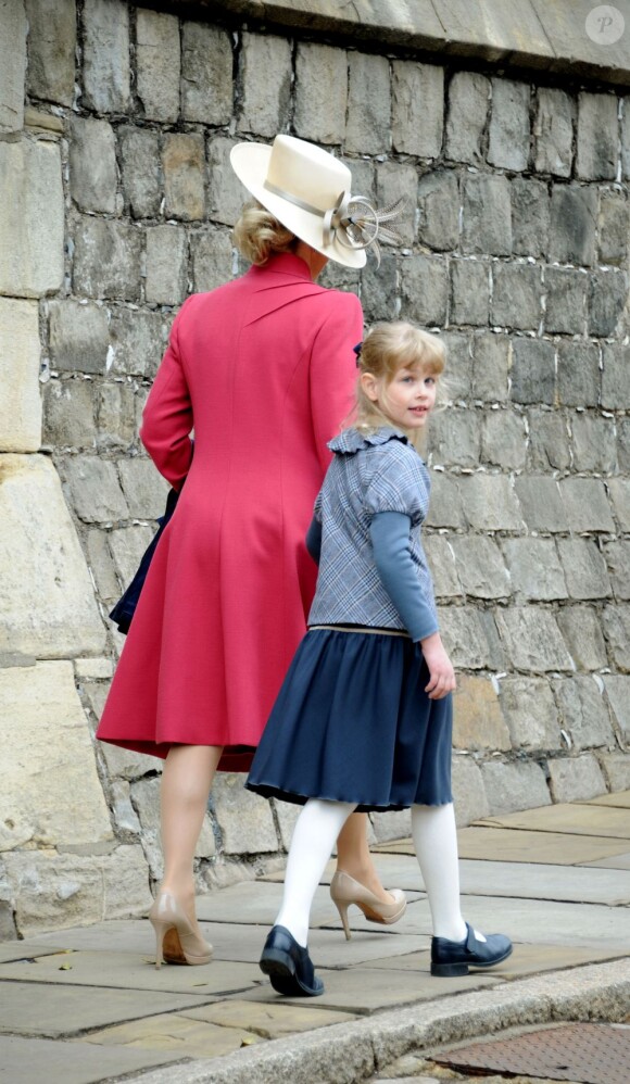 La comtesse Sophie de Wessex et sa fille Lady Louise Windsor, 8 ans, lors du dimanche de Pâques à Windsor le 8 avril 2012