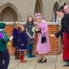 Comme après la plupart des services en la chapelle royale Saint-George de Windsor, la reine Elizabeth II était attendue par des enfants qui souhaitaient lui offrir des fleurs, lors du dimanche de Pâques, le 8 avril 2012