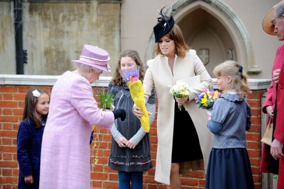 La princesse Eugenie d'York, 22 ans, ainsi que la petite blondinette Lady Louise Windsor (à droite en bleu) assistaient leur grand-mère la reine Elizabeth II lors du dimanche de Pâques à Windsor le 8 avril 2012.