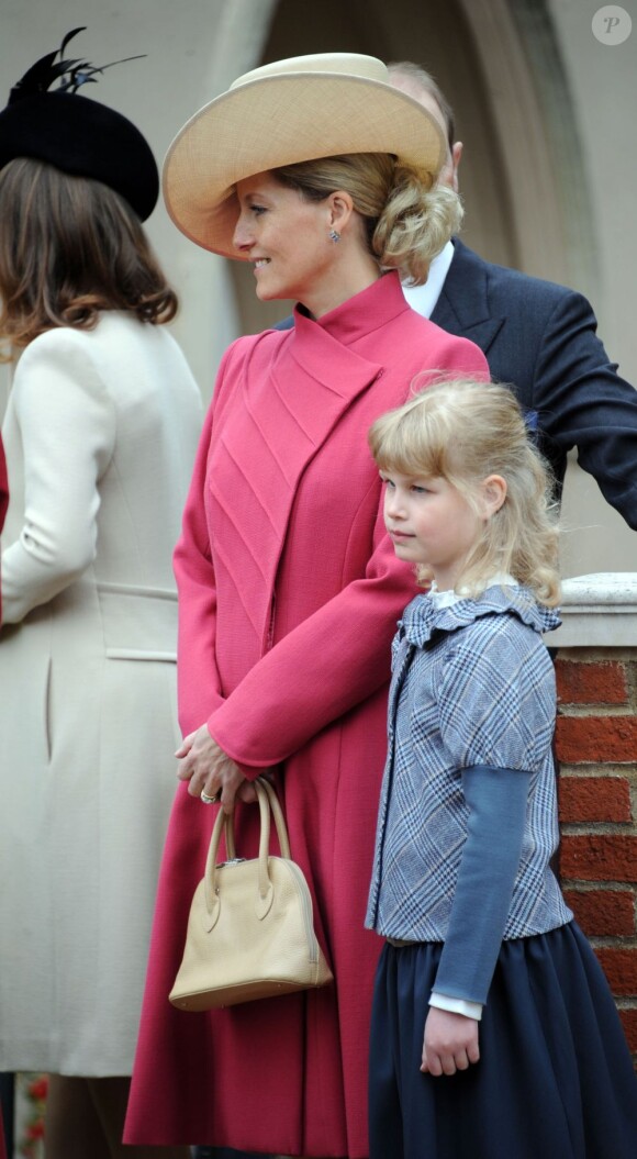 La comtesse Sophie de Wessex et sa fille Lady Louise Windsor, 8 ans, lors du dimanche de Pâques à Windsor le 8 avril 2012