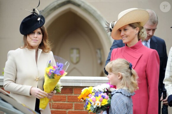 La princesse Eugenie d'York, 22 ans, et la blondinette Lady Louise Windsor avec sa mère la comtesse Sophie de Wessex (en rose) assistaient la reine Elizabeth II lors du dimanche de Pâques à Windsor le 8 avril 2012.