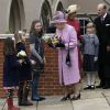 Comme après la plupart des services en la chapelle royale Saint-George de Windsor, la reine Elizabeth II était attendue par des enfants qui souhaitaient lui offrir des fleurs, lors du dimanche de Pâques, le 8 avril 2012