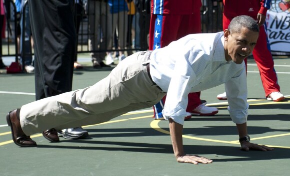Barack Obama fait des pompes pour la fête de Pâques à la Maison Blanche le 9 avril 2012