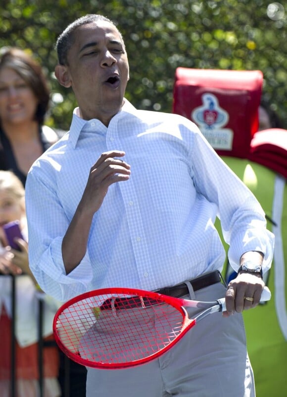 Barack Obama joue au tennis pour la fête de Pâques à la Maison Blanche le 9 avril 2012