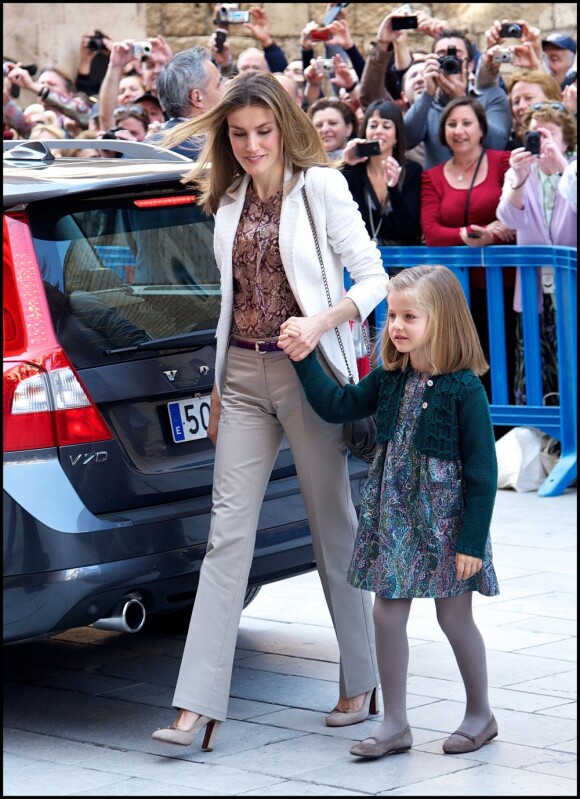 La princesse Letizia et sa fille Leonor arrivent pour la messe pascale. La famille royale d'Espagne assistait le 8 avril 2012 en la cathédrale Santa Maria de Majorque (''La Seu'') à la messe de Pâques conduite par Jesus Murgui.