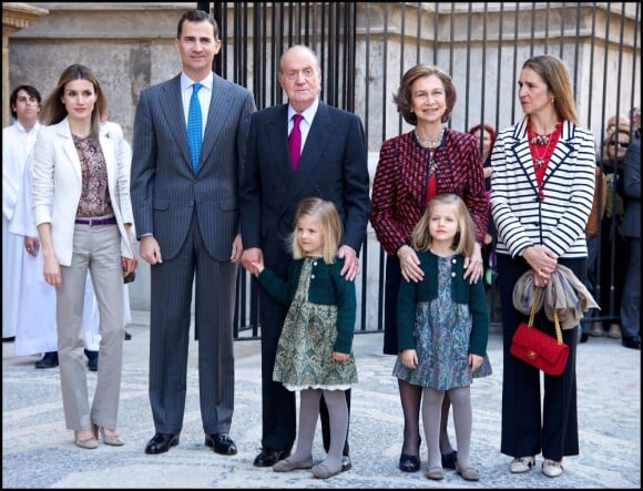 La princesse Letizia, le prince Felipe, le roi Juan Carlos Ier avec sa petite-fille la princesse Sofia, la reine Sofia et sa petite-fille la princesse Leonor, l'infante Elena et l'évêque Jesus Murgui.
La famille royale d'Espagne assistait le 8 avril 2012 en la cathédrale Santa Maria de Majorque (''La Seu'') à la messe de Pâques conduite par Jesus Murgui.