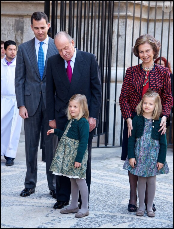La princesse Sofia a pris la pose avec son papi le roi Juan Carlos Ier, et la princesse Leonor avec sa mamie la reine Sofia.
La famille royale d'Espagne assistait le 8 avril 2012 en la cathédrale Santa Maria de Majorque (''La Seu'') à la messe de Pâques conduite par Jesus Murgui.