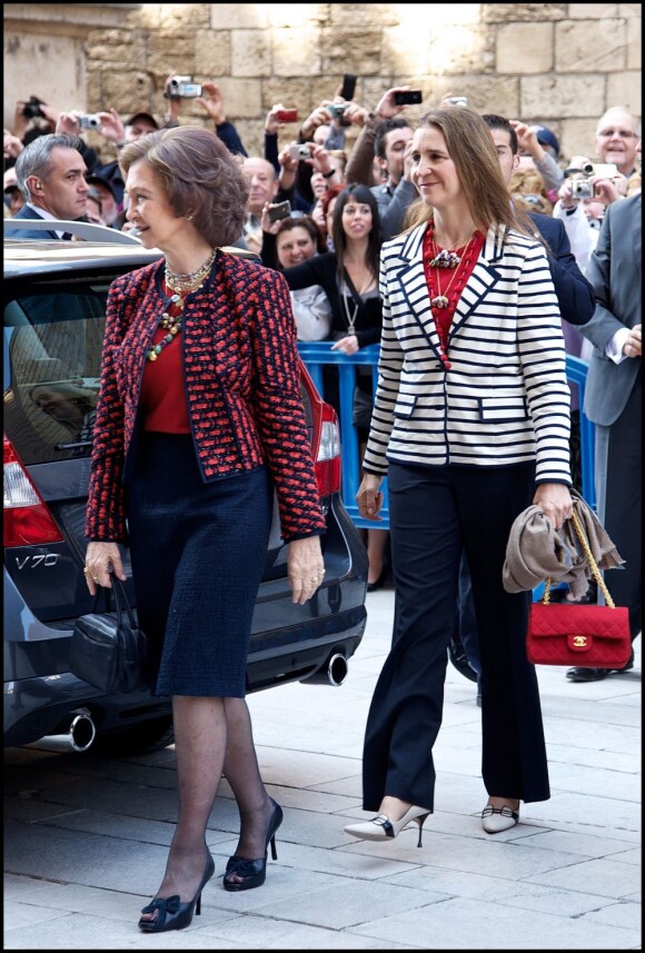 La reine Sofia et l'infante Elena arrivent à la cathédrale Santa Maria de Palma de Majorque. La famille royale d'Espagne assistait le 8 avril 2012 en la cathédrale Santa Maria de Majorque (''La Seu'') à la messe de Pâques conduite par Jesus Murgui.