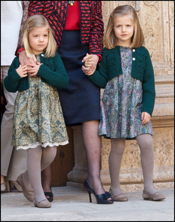 Les petites princesses Sofia et Leonor, filles de Felipe et Letizia, ont été les vedettes de la messe pascale !
La famille royale d'Espagne assistait le 8 avril 2012 en la cathédrale Santa Maria de Majorque (''La Seu'') à la messe de Pâques conduite par Jesus Murgui.
