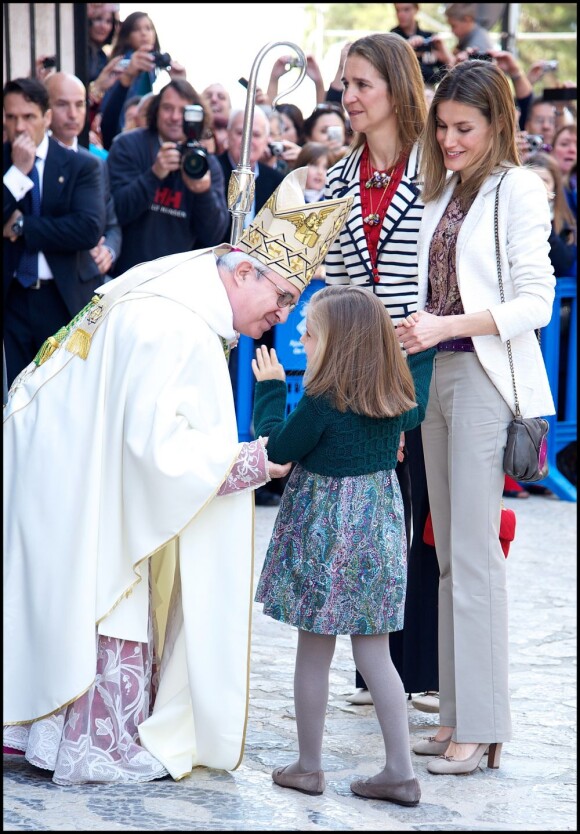 L'évêque Jesus Murgui accueille la petite princesse Leonor. La famille royale d'Espagne assistait le 8 avril 2012 en la cathédrale Santa Maria de Majorque (''La Seu'') à la messe de Pâques conduite par Jesus Murgui.