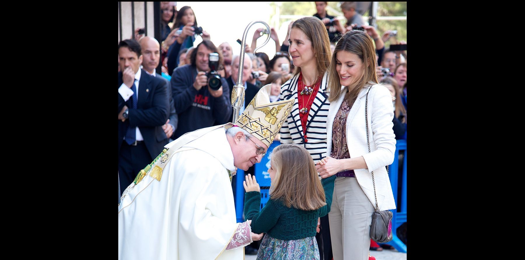 La Reine D'espagne Fait Danser Ses Filles Letizia d'Espagne : Ses filles Leonor et Sofia stars de la messe de