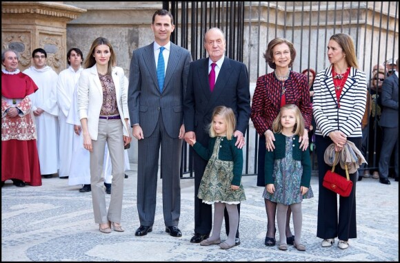 La princesse Letizia, le prince Felipe, le roi Juan Carlos Ier avec sa petite-fille la princesse Sofia, la reine Sofia et sa petite-fille la princesse Leonor, l'infante Elena et l'évêque Jesus Murgui.
La famille royale d'Espagne assistait le 8 avril 2012 en la cathédrale Santa Maria de Majorque (''La Seu'') à la messe de Pâques conduite par Jesus Murgui.