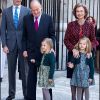 La princesse Sofia a pris la pose avec son papi le roi Juan Carlos Ier, et la princesse Leonor avec sa mamie la reine Sofia.
La famille royale d'Espagne assistait le 8 avril 2012 en la cathédrale Santa Maria de Majorque (''La Seu'') à la messe de Pâques conduite par Jesus Murgui.