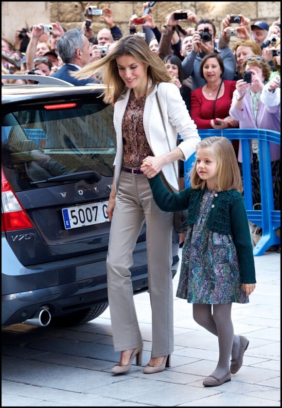 La princesse Letizia et sa fille Leonor arrivent pour la messe pascale. La famille royale d'Espagne assistait le 8 avril 2012 en la cathédrale Santa Maria de Majorque (''La Seu'') à la messe de Pâques conduite par Jesus Murgui.