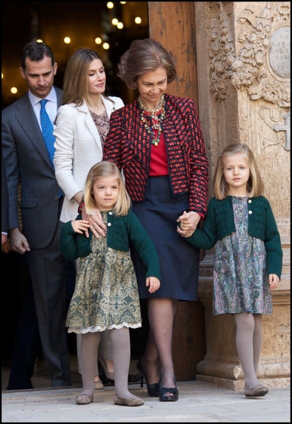 Les petites princesses Sofia et Leonor, filles de Felipe et Letizia, ont été les vedettes de la messe pascale !
La famille royale d'Espagne assistait le 8 avril 2012 en la cathédrale Santa Maria de Majorque (''La Seu'') à la messe de Pâques conduite par Jesus Murgui.