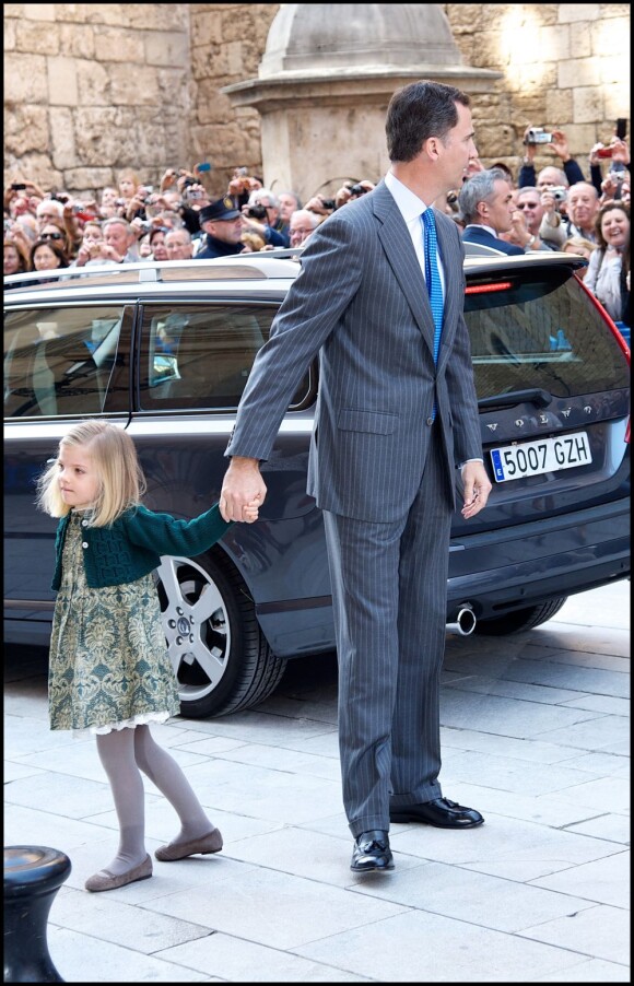 Le prince Felipe et sa fille Sofia arrivent pour la messe pascale. La famille royale d'Espagne assistait le 8 avril 2012 en la cathédrale Santa Maria de Majorque (''La Seu'') à la messe de Pâques conduite par Jesus Murgui.
