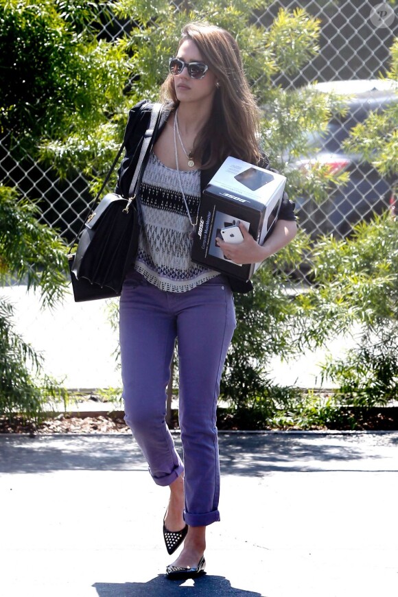 Jessica Alba ne loupe pas un jour sans aller au bureau ! A Los Angeles le 10 avril 2012
