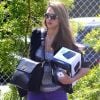 Jessica Alba arrive à son bureau avec de nouvelles enceintes pour prendre du plaisir en travaillant. Le 10 avril 2012