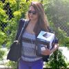 Jessica Alba arrive à son bureau avec de nouvelles enceintes pour prendre du plaisir en travaillant. Le 10 avril 2012
