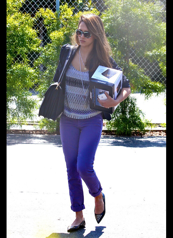 Jessica Alba arrive à son bureau avec de nouvelles enceintes pour prendre du plaisir en travaillant. Le 10 avril 2012