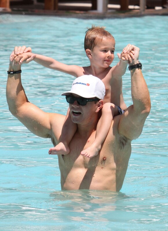 Mark Wahlberg en famille à Miami le 11 avril 2012